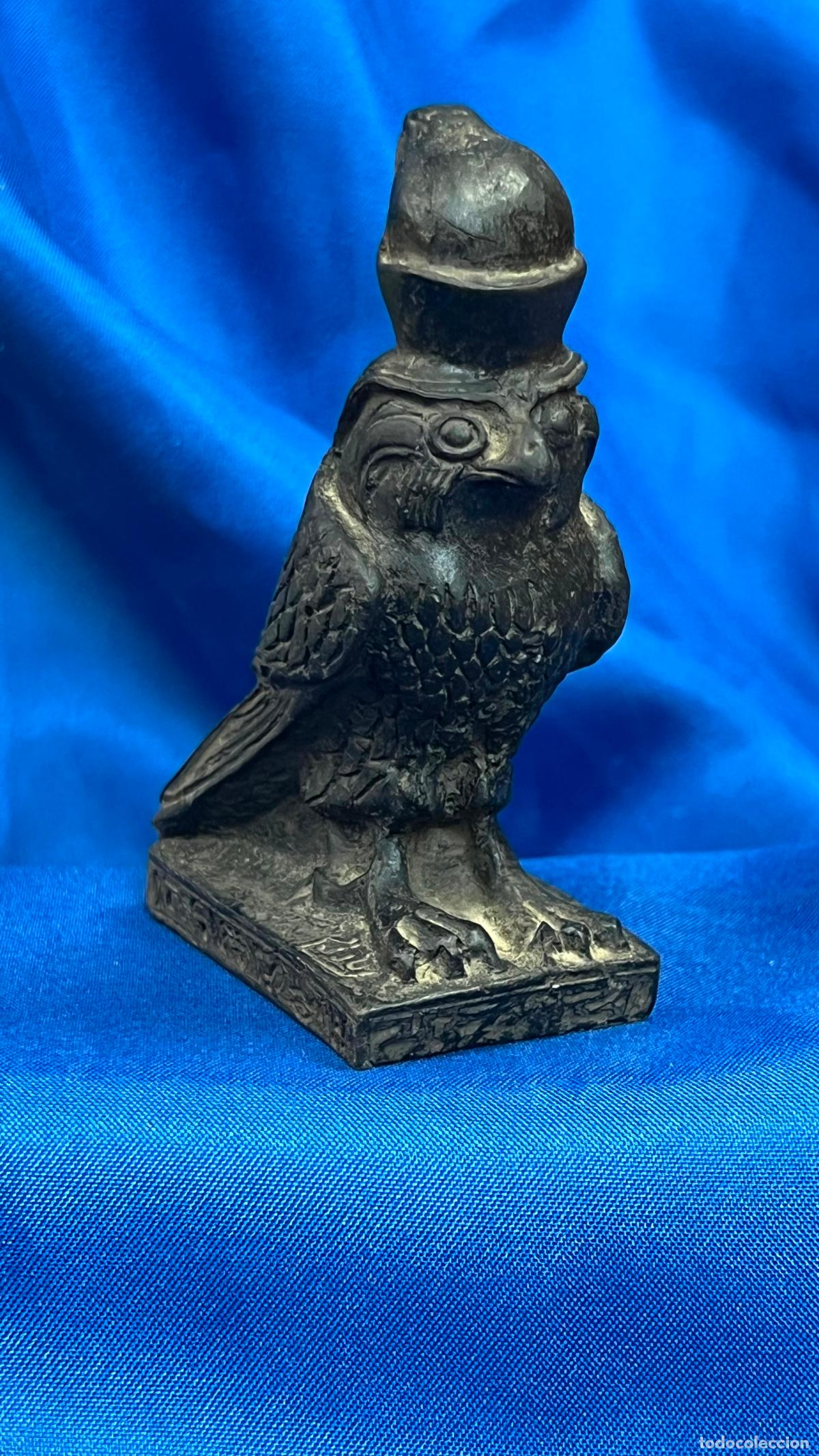 Art: ANTIGUA ESCULTURA DEL DIOS HORUS COMO HALC&Oacute;N CON CORONA DOBLE EN RESINA NEGRA