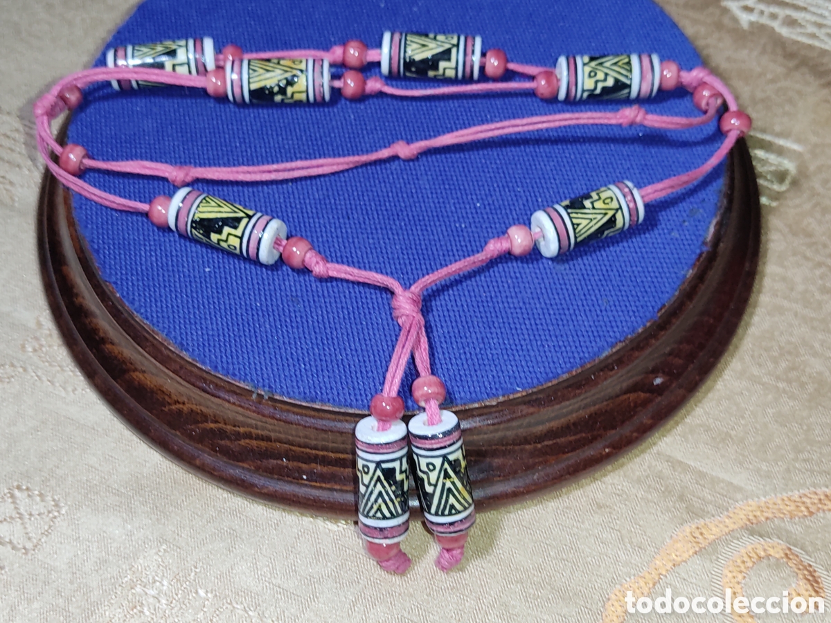 Arte: Collar &eacute;tnico peruano de cuentas cil&iacute;ndricas de cer&aacute;mica esmaltadas geometricas pintadas a mano.