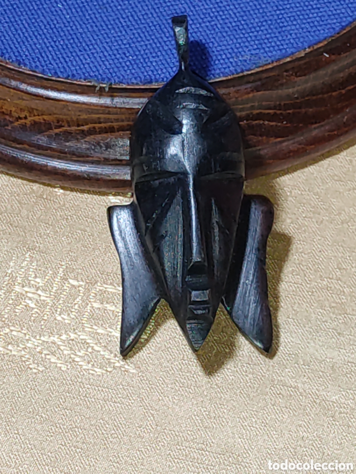 Arte: Colgante & Fetiche cara de madera de &eacute;bano tallada a mano.Dije,origen Senegal.