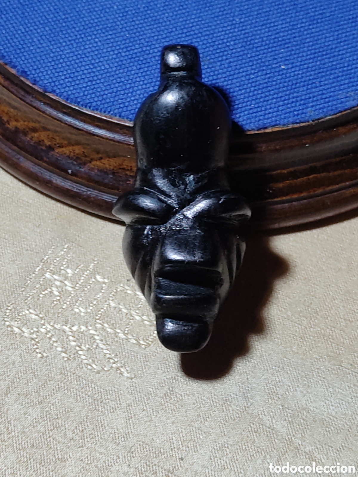 Arte: Colgante & Fetiche,cara tallada en madera de &eacute;bano, dije.origen Mali.