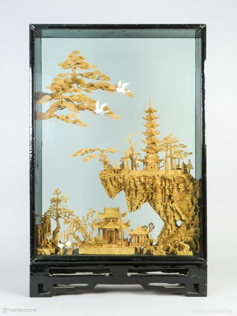 Arte: Diorama de corcho tallado marco de madera lacada negra con su base China siglo XX