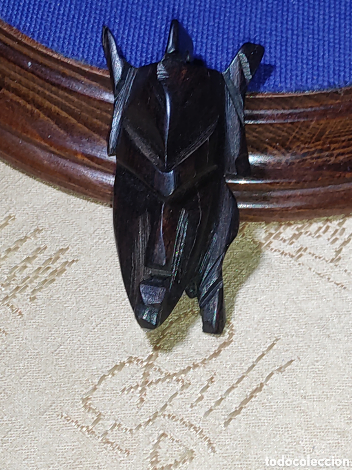 Arte: Colgante & Fetiche,cara tallada en madera de &eacute;bano,dije.Origen Senegal.