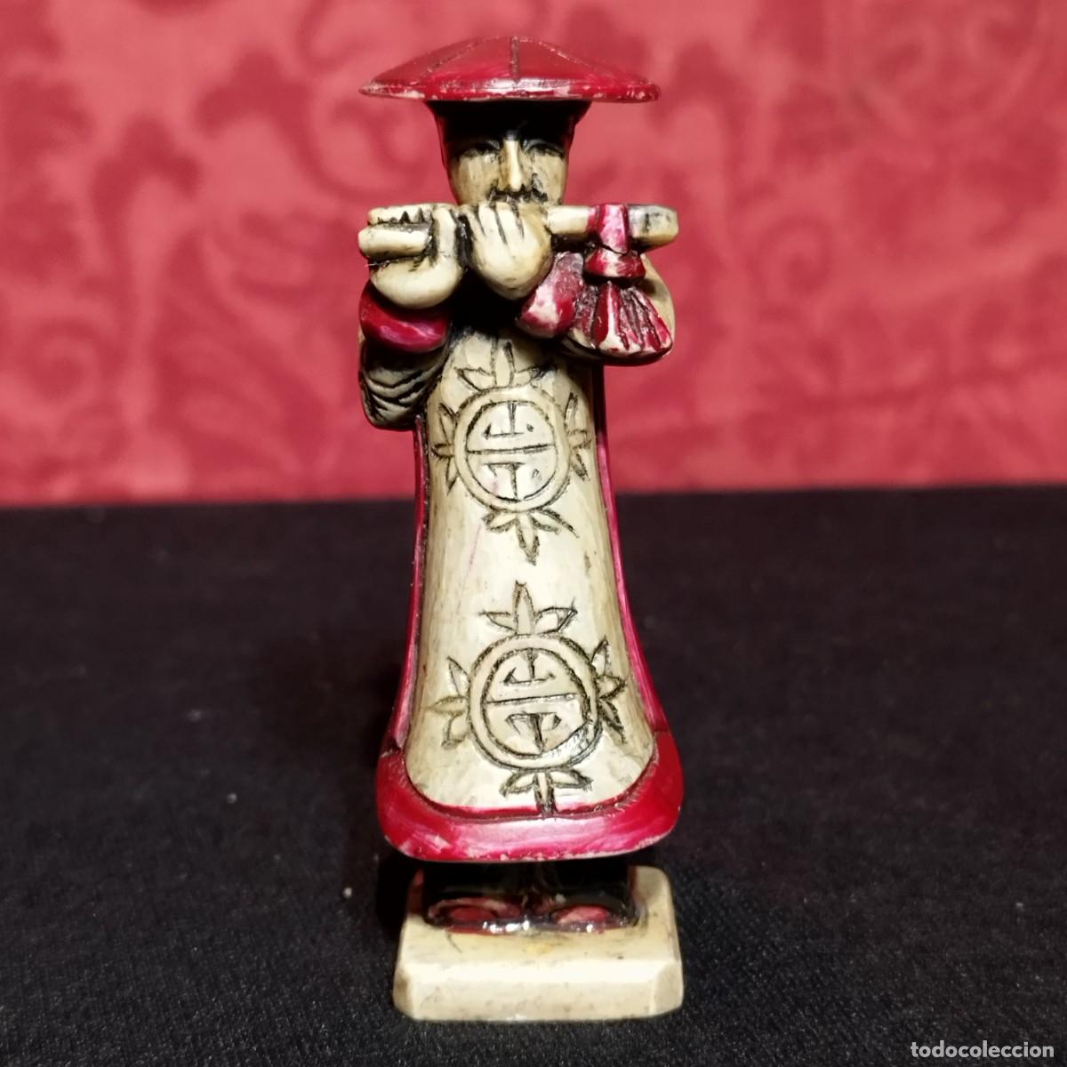 Arte: FIGURA DE PIEDRA PERSONAJE VESTIDO DE MANERA TRADICIONAL ORIENTAL CON INSTRUMENTO MUSICAL DE VIENTO