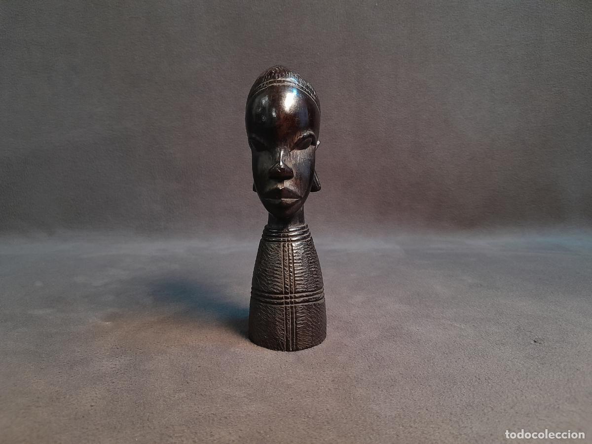 Arte: PEQUE&Ntilde;A ESCULTURA REALIZADA EN MADERA. BUSTO DE MUJER AFRICANA. 1980 CA.