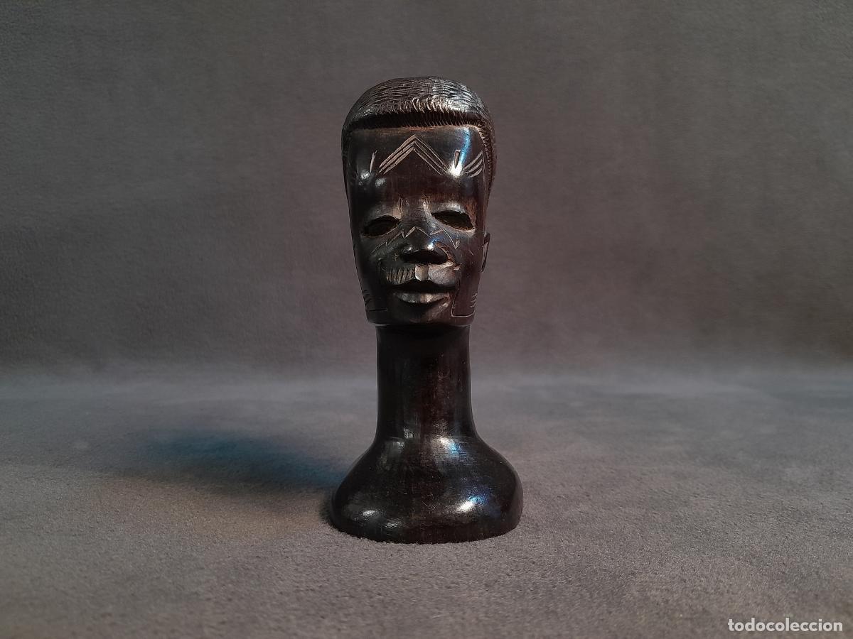 Arte: PEQUE&Ntilde;A ESCULTURA REALIZADA EN MADERA. BUSTO DE HOMBRE AFRICANO. 1980 CA.