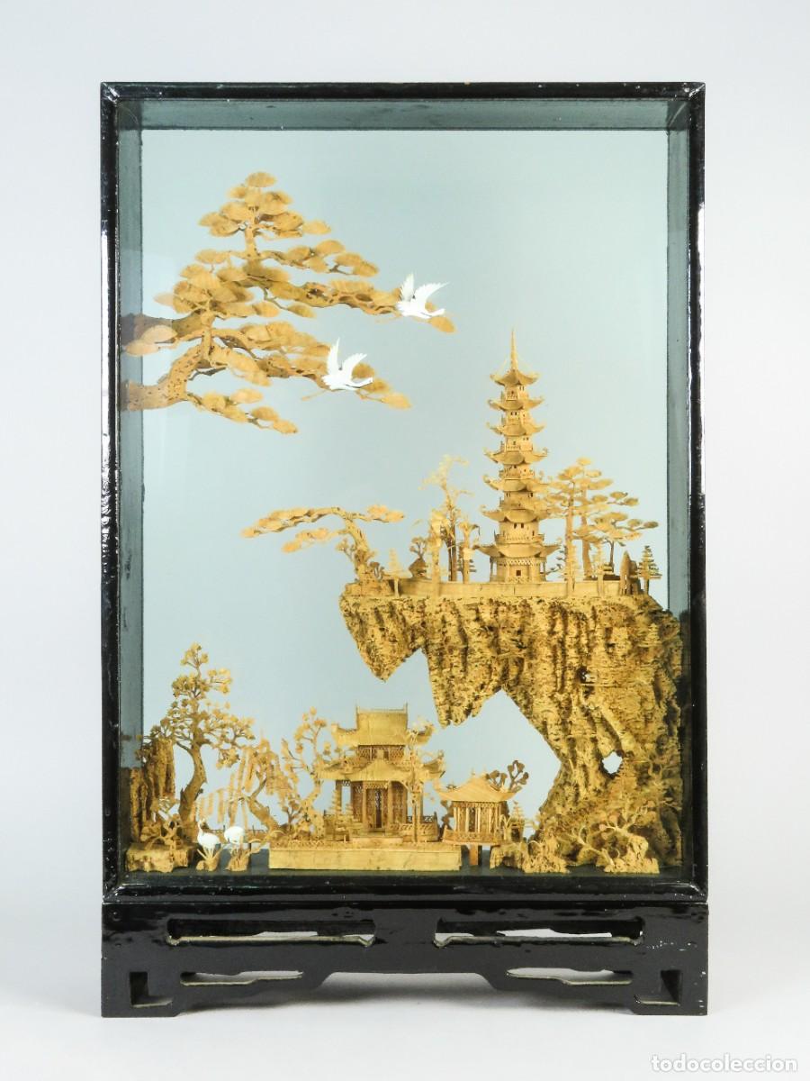 Arte: Diorama de corcho tallado marco de madera lacada negra con su base China siglo XX