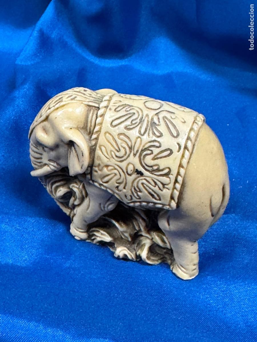 Arte: INTERESANTE REPRODUCCI&Oacute;N VINTAGE DE NETSUKE / OKIMONO DE ELEFANTE - FABRICADO EN RESINA CON P&Aacute;TINA M