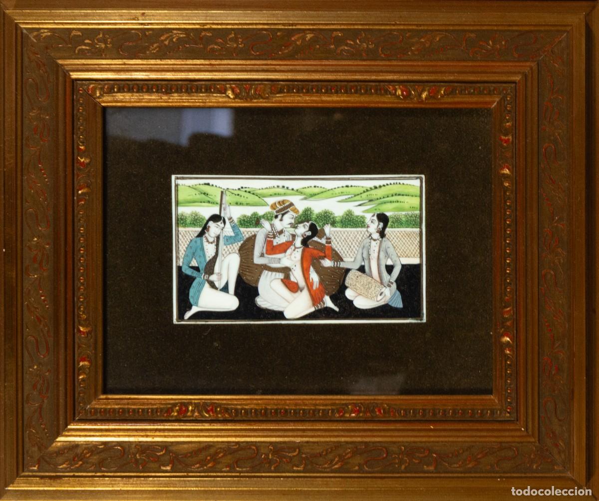 Arte: Miniatura india antigua pintada sobre marfil con escena cortesana amorosa, s. XIX, enmarcada
