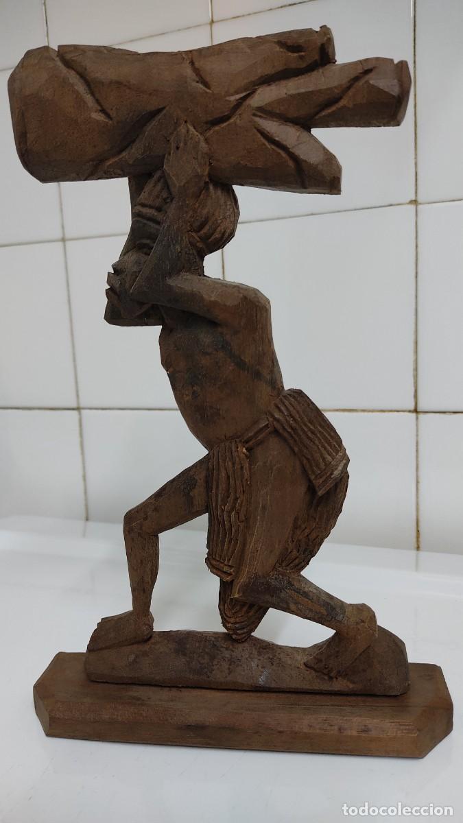 Arte: Figura Africana en madera tallada