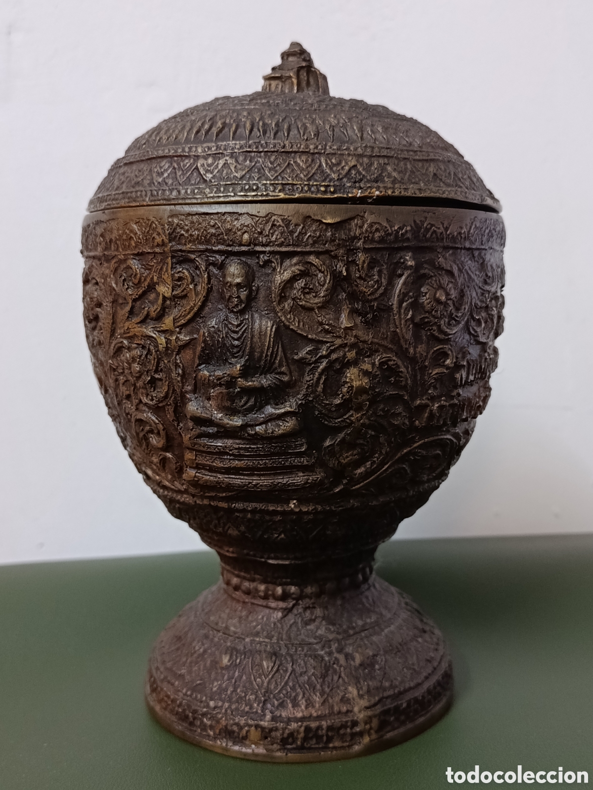 Arte: Cuenco budista de agua bendita de bronce. Templo Wat Intharaviharn&nbsp;en Bangkok. Bat nam mon
