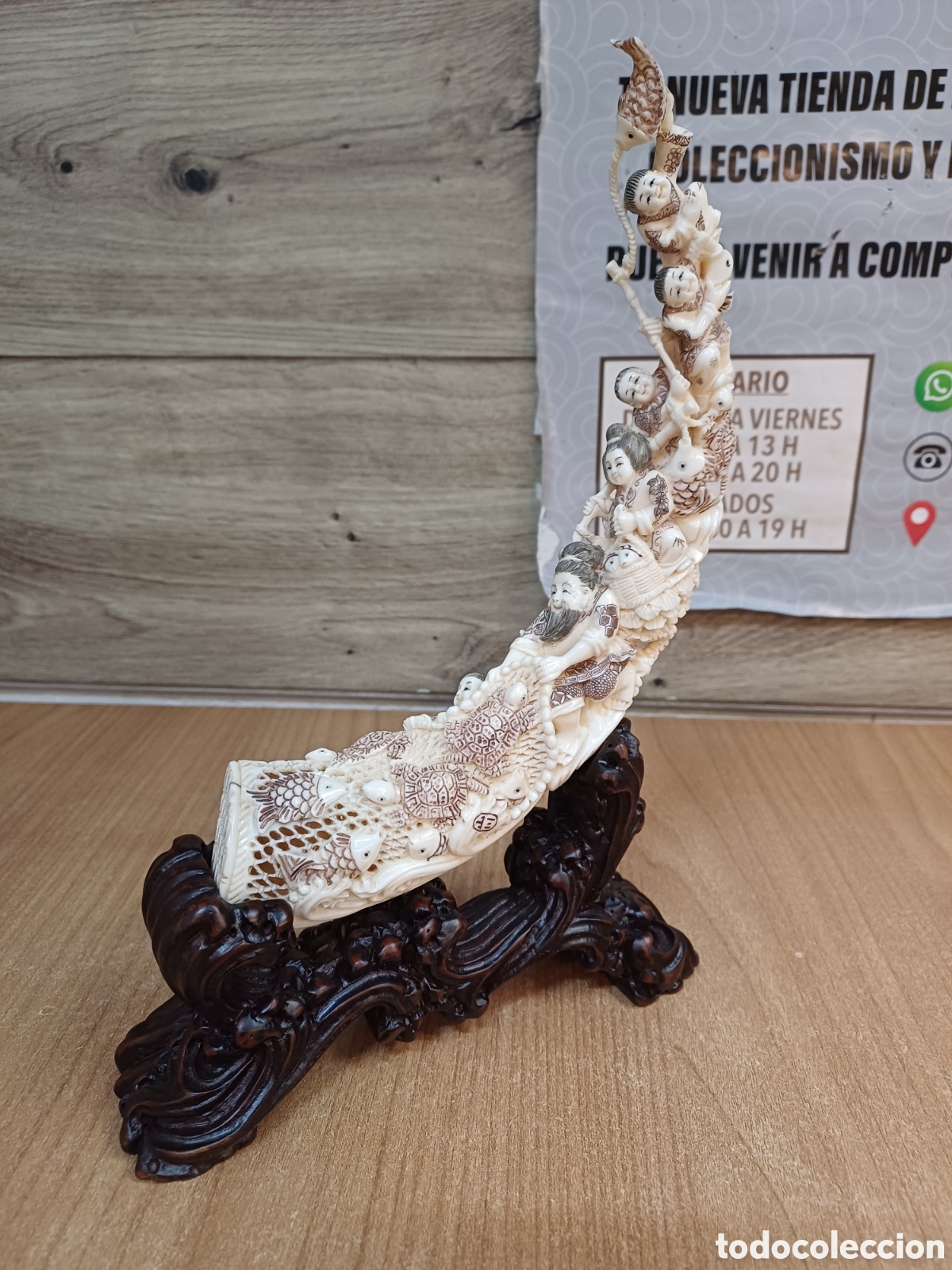Arte: NETSUKE DE ASTA O CUERNO GENUINO CON BASE EN MADERA DE &Eacute;BANO O PALISANDRO TOSTADO