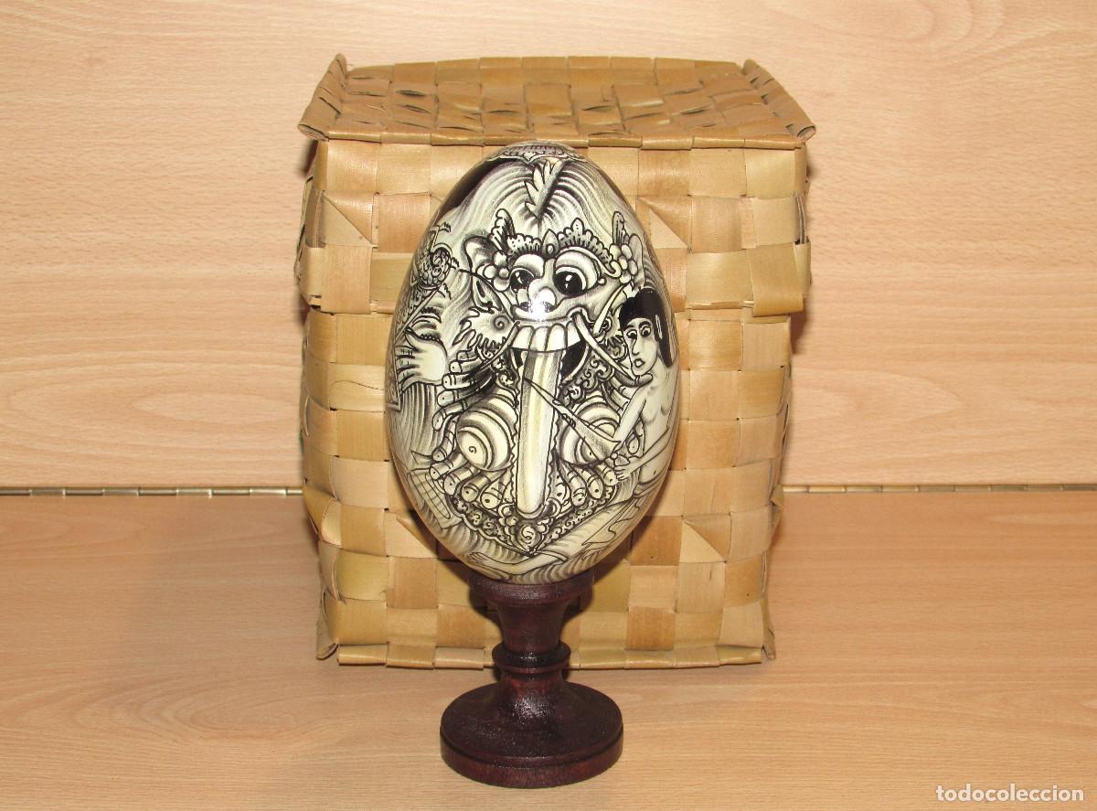 Art: Huevo grande madera pintado artesanal tradicional Bali Indonesia dragones leones y nativos con peana
