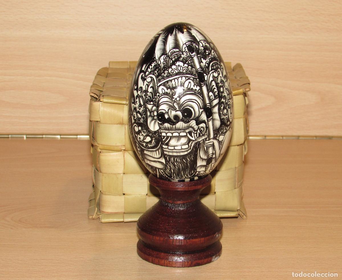 Art: Huevo madera pintado artesanal Bali Indonesia dragones leones nativos con peana