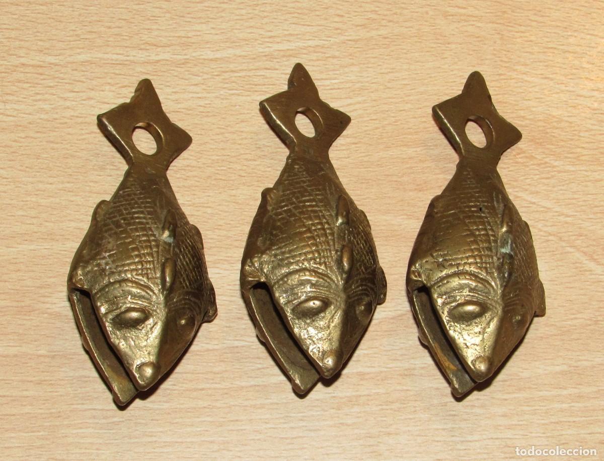 Arte: Lote antiguos cascabeles campanas llamadores sonajeros orientales pez metal bronce dorado zoomorfo