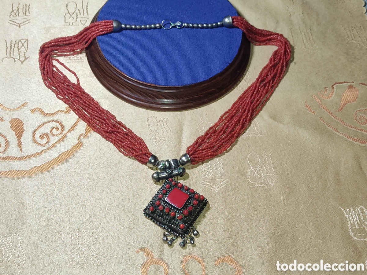 Arte: Antiguo collar Bereber 14 hilos de bolitas de coral con colgante.