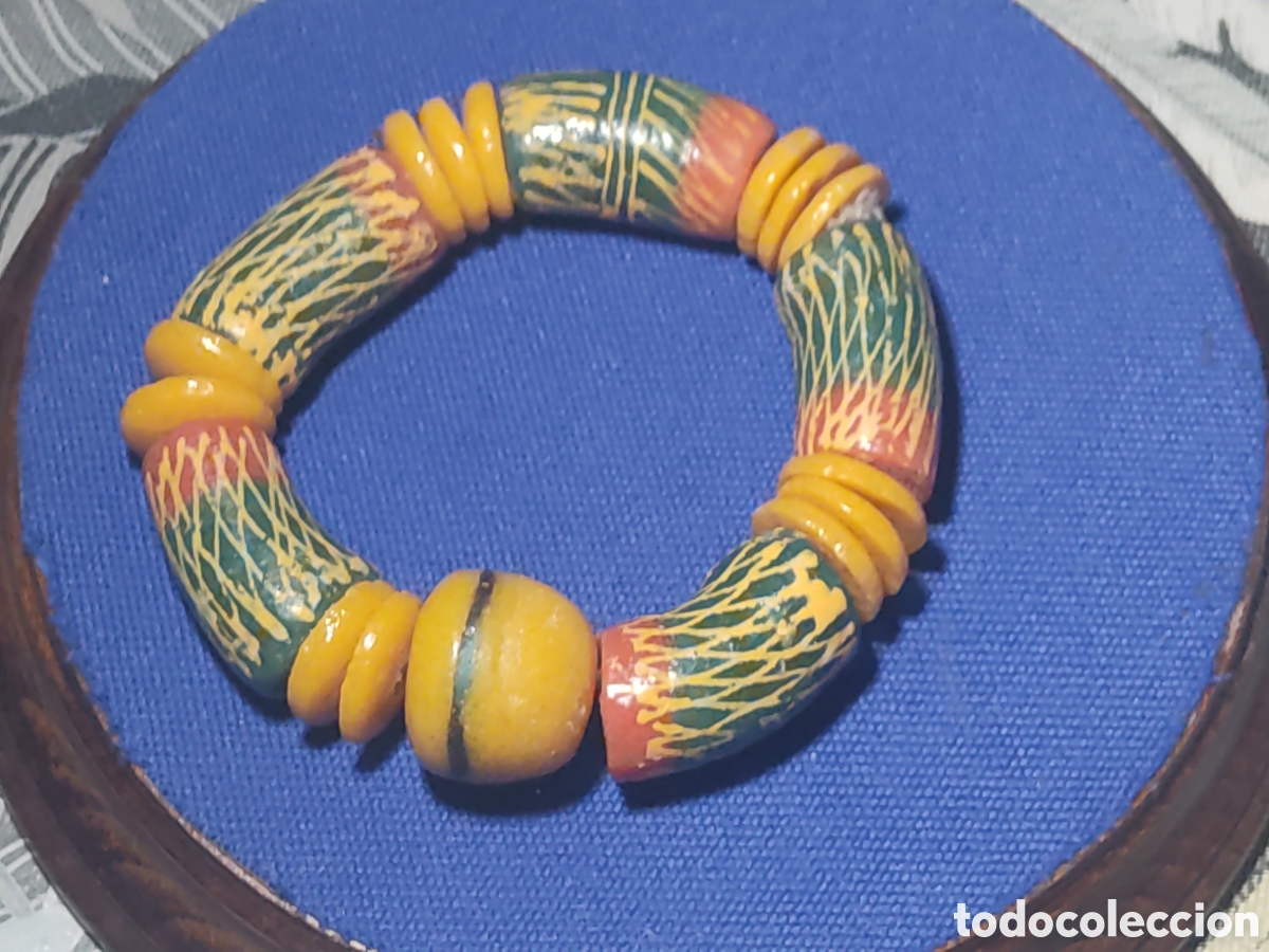 Arte: Antigua pulsera Krobo de Ghana de vidrio reciclado.