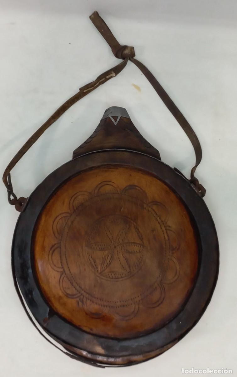 Arte: ANTIGUA CANTIMPLORA BEREBER , NOMADA DE MADERA DECORADA Y FORJA - Foto 2