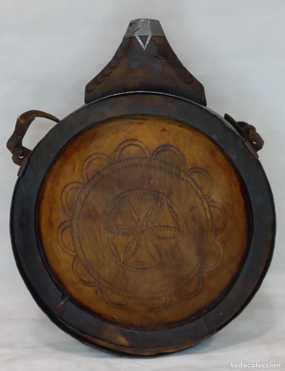 Arte: ANTIGUA CANTIMPLORA BEREBER , NOMADA DE MADERA DECORADA Y FORJA - Foto 3