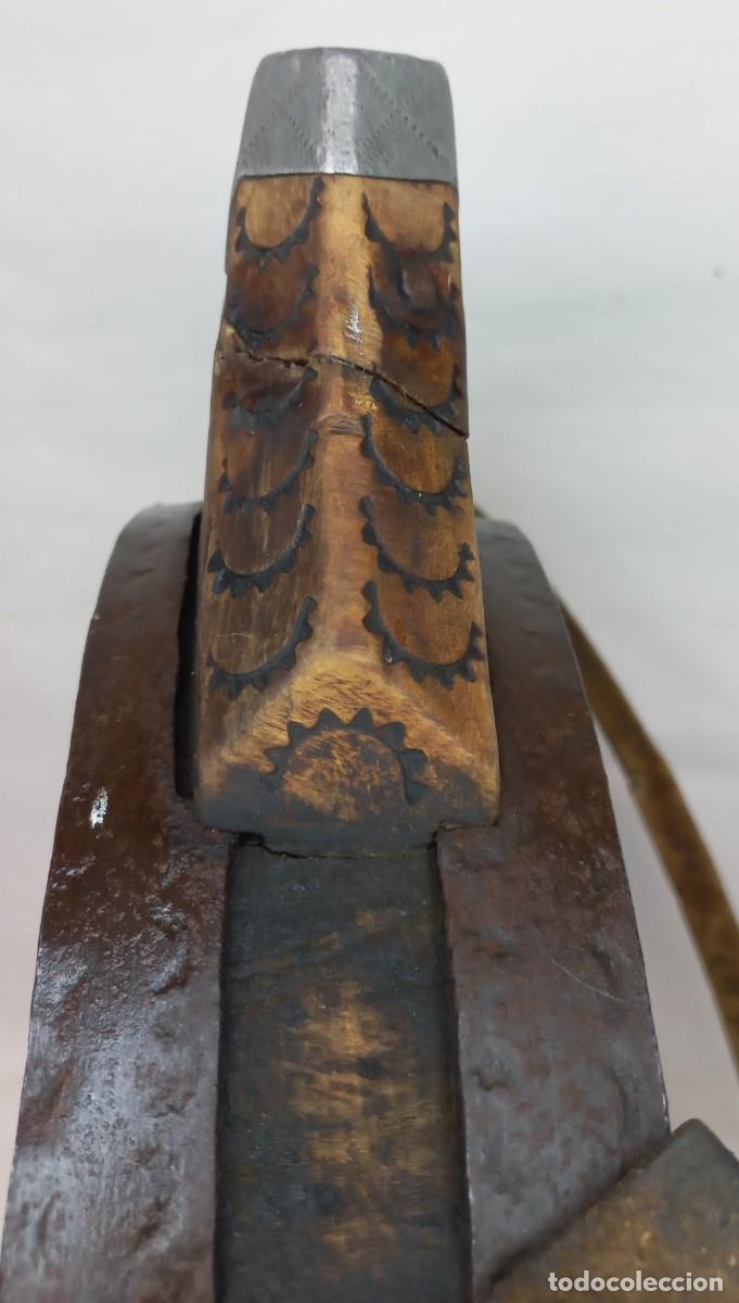 Arte: ANTIGUA CANTIMPLORA BEREBER , NOMADA DE MADERA DECORADA Y FORJA - Foto 8