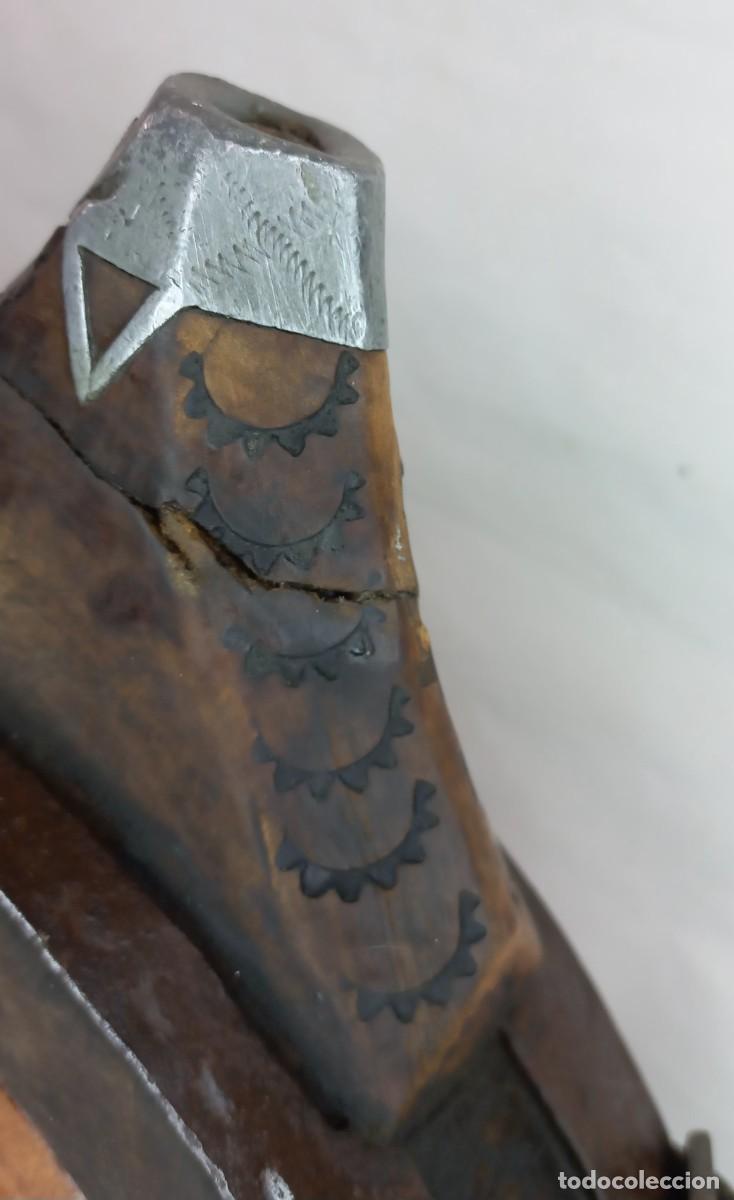 Arte: ANTIGUA CANTIMPLORA BEREBER , NOMADA DE MADERA DECORADA Y FORJA - Foto 12