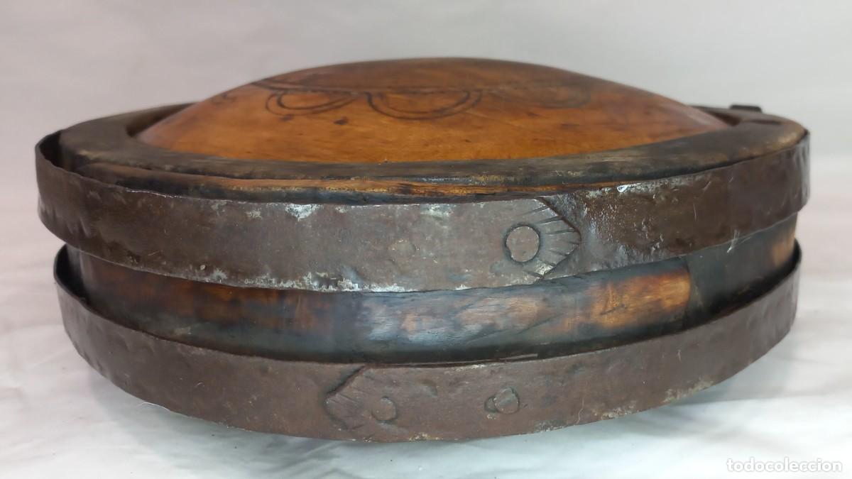 Arte: ANTIGUA CANTIMPLORA BEREBER , NOMADA DE MADERA DECORADA Y FORJA - Foto 14