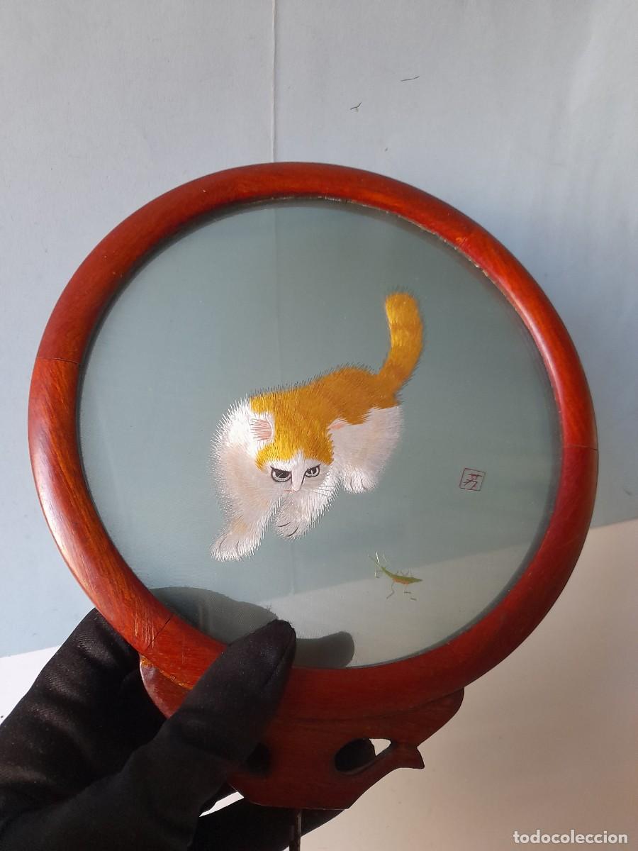 Arte: Bordado chino en seda reversible estilo Suzhou con gatos y saltamontes enmarcado en madera.