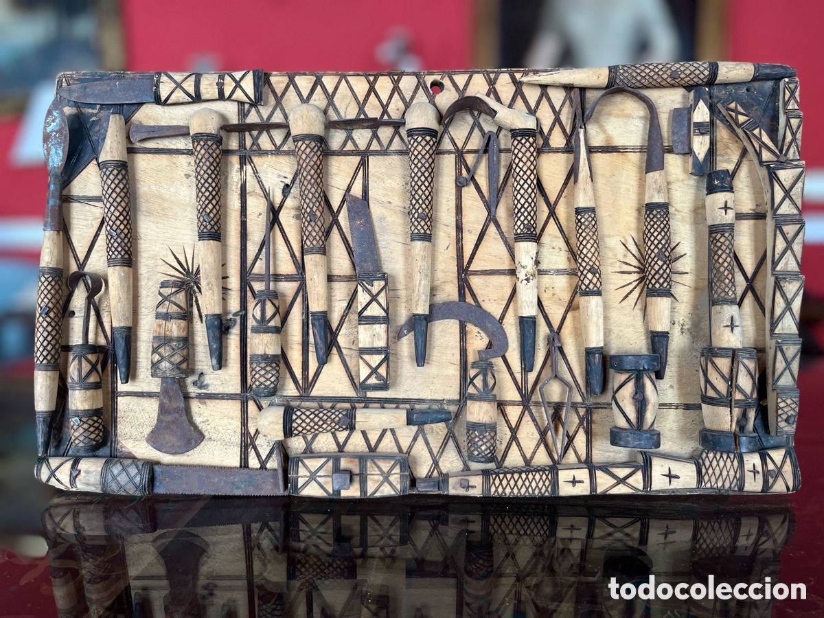 Arte: Panel africano Dog&oacute;n Mali con herramientas miniatura &ndash; Arte etnogr&aacute;fico