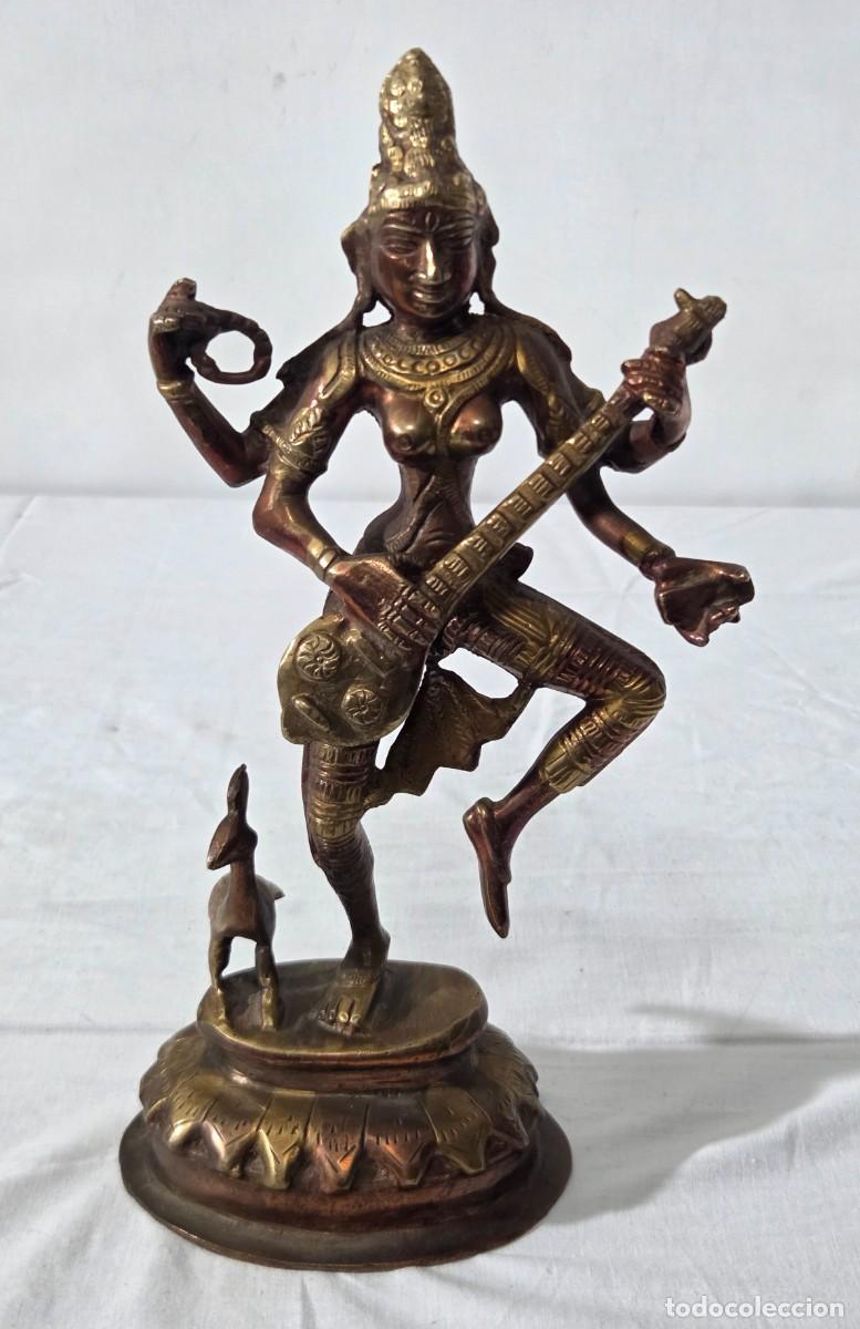 Arte: Figura de bronce diosa hind&uacute; saraswati tocando la veena
