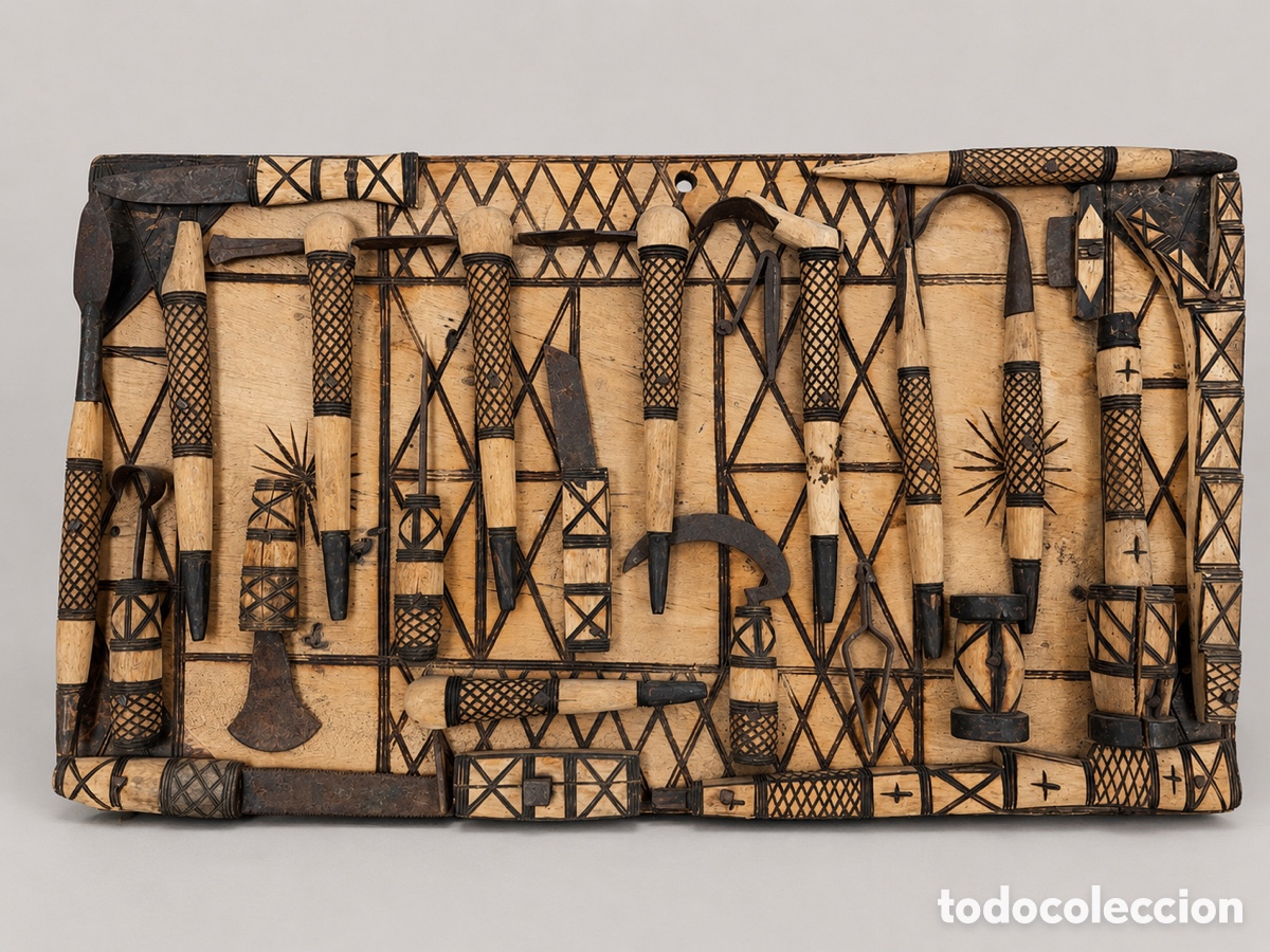 Arte: Panel africano Dog&oacute;n Mali con herramientas miniatura &ndash; Arte etnogr&aacute;fico