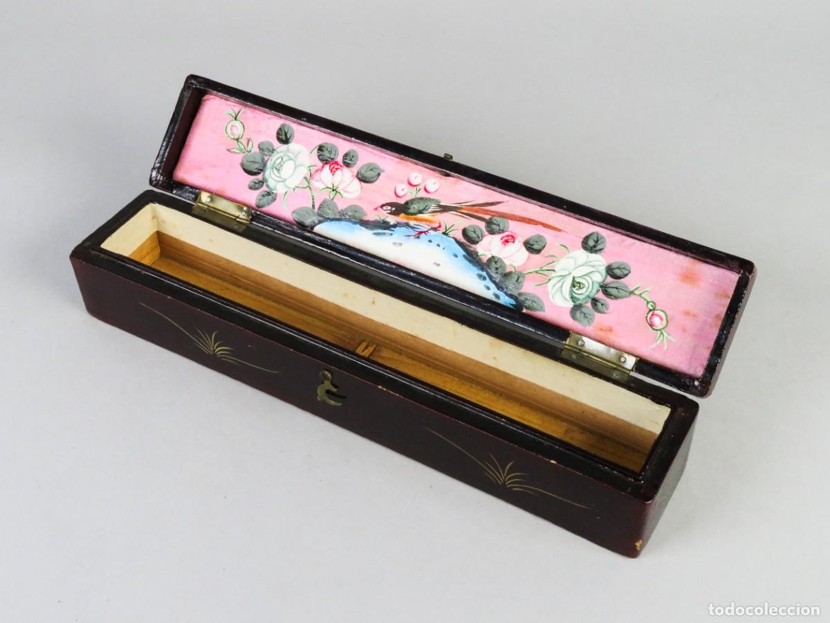 Arte: Caja estuche para abanico de laca china interior en seda pintada a mano finales siglo XIX