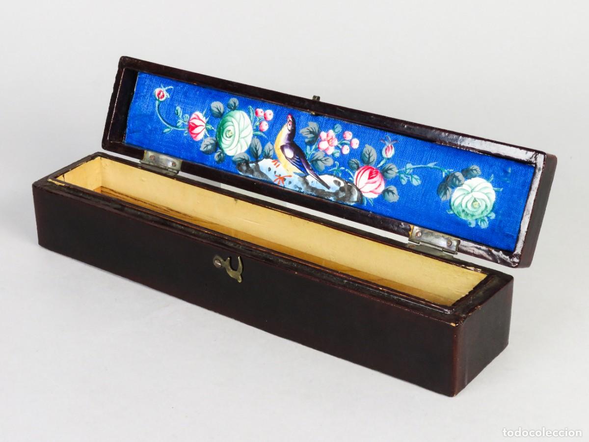 Arte: Caja estuche para abanico de laca china interior en seda pintada a mano finales siglo XIX