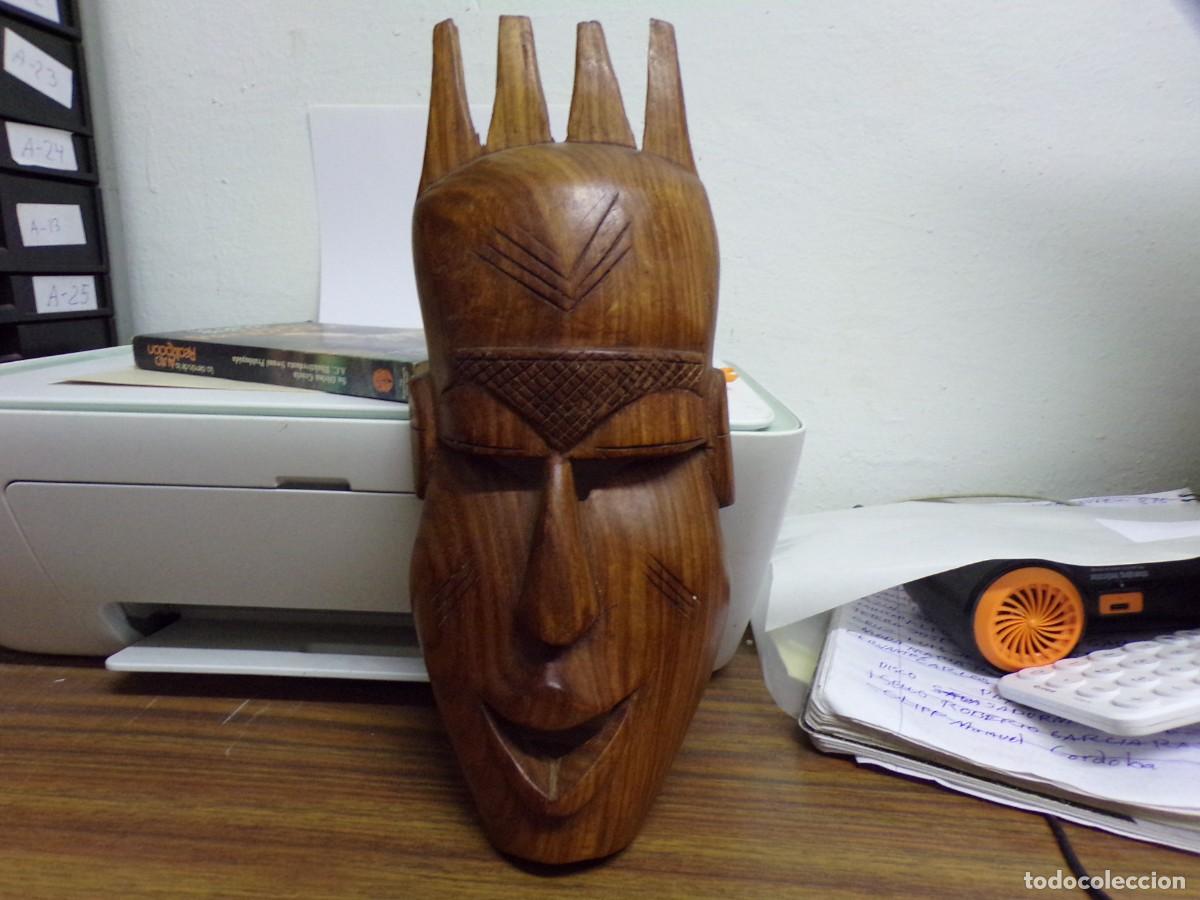 Arte: ESTAMOS LIQUIDANDO. mascara de madera tallada a mano. 30 cm de alto