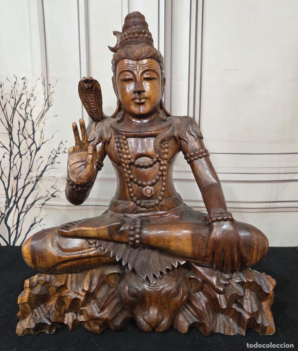 Arte: Estatua de madera tallada a mano del Se&ntilde;or Shiva sentado sobre un tigre: escultura de arte hind&uacute;