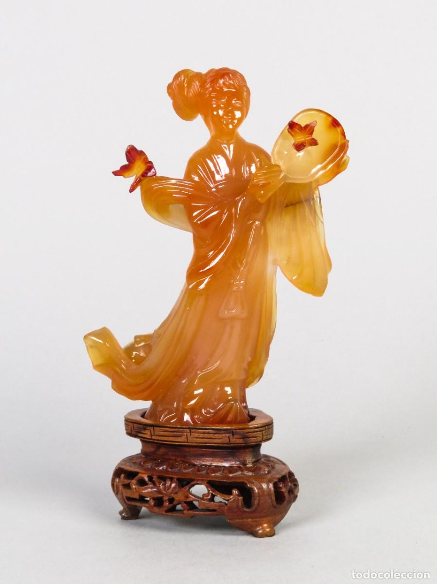 Arte: Guanyin escultura china en &aacute;gata cornalina tallada con base de madera en su estuche siglo XX