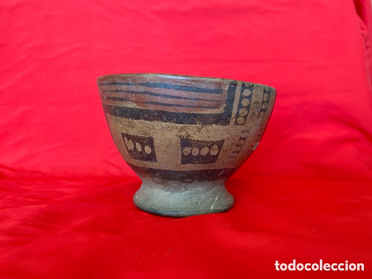 Arte: Antiguo Cuenco Pol&iacute;cromo de Terracota Estilo Precolombino - Copa Pedestal con Decoraci&oacute;n Geom&eacute;trica