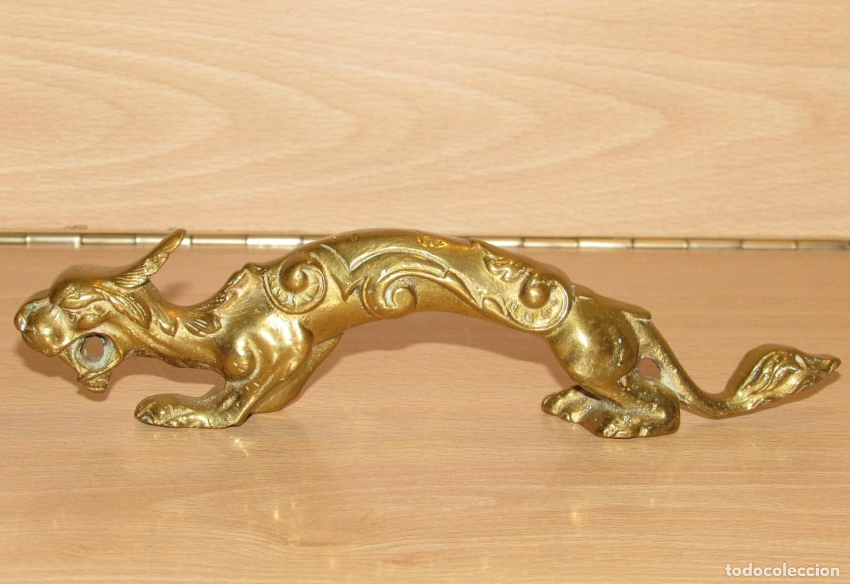 Arte: Figura oriental vintage antes tirador o adorno criatura m&iacute;tica le&oacute;n mitol&oacute;gico bronce dorado