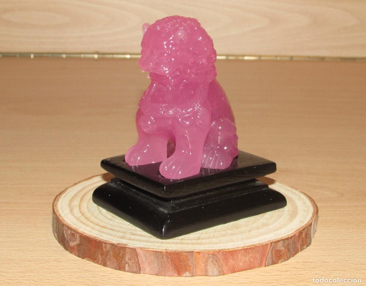 Arte: Figura oriental china perro le&oacute;n guardi&aacute;n Foo Fu Quimera rosa sobre peana de madera numerada