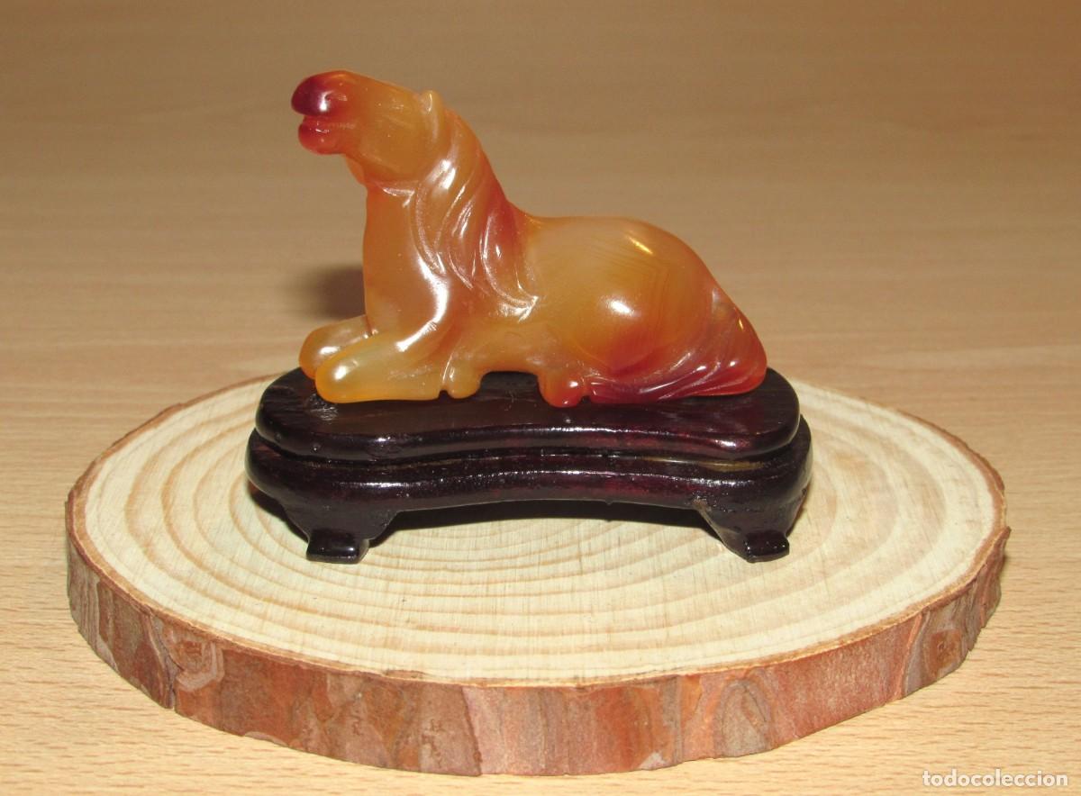 Arte: Antigua talla miniatura china &aacute;gata cornalina caballo recostado y peana madera mediados s. XX