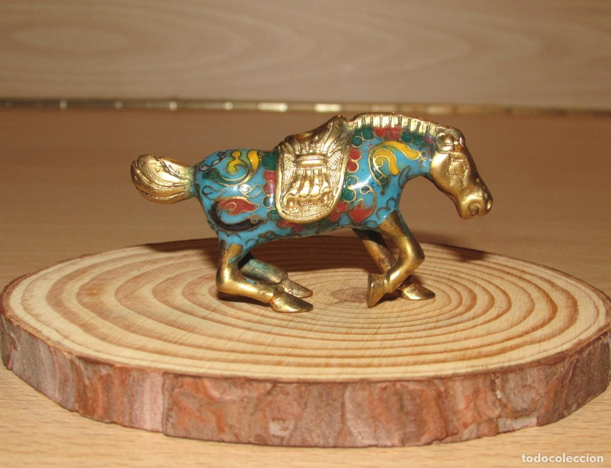 Arte: Figura china oriental miniatura caballo estilo Tang metal dorado y esmalte cloisonn&eacute; a&ntilde;os 70