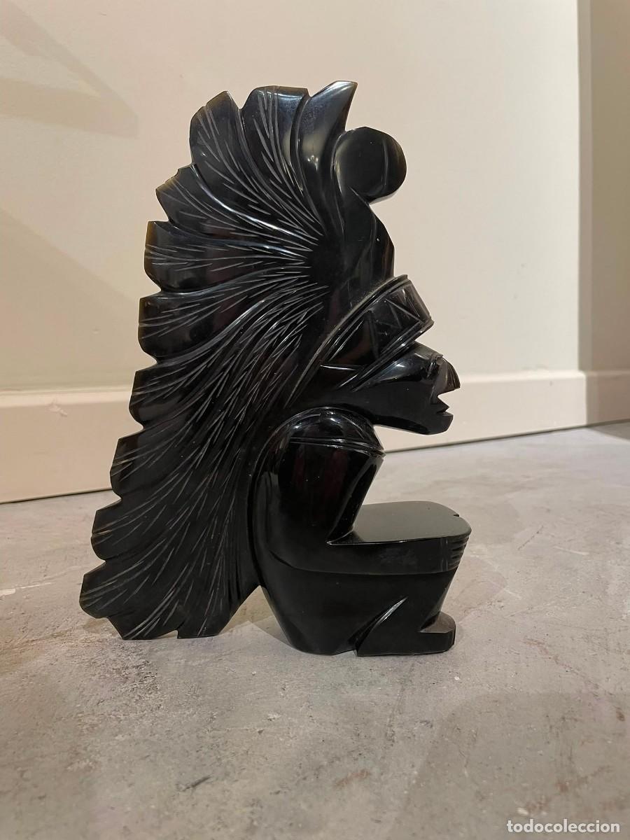 Art: Peque&ntilde;a escultura mexicana en obsidiana de un guerrero ind&iacute;gena americano, a&ntilde;os 70-90.