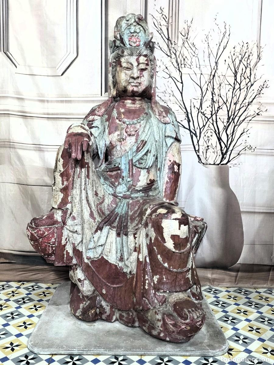 Arte: Escultura antigua de madera policromada de Guanyin, el Bodhisattva de la compasi&oacute;n
