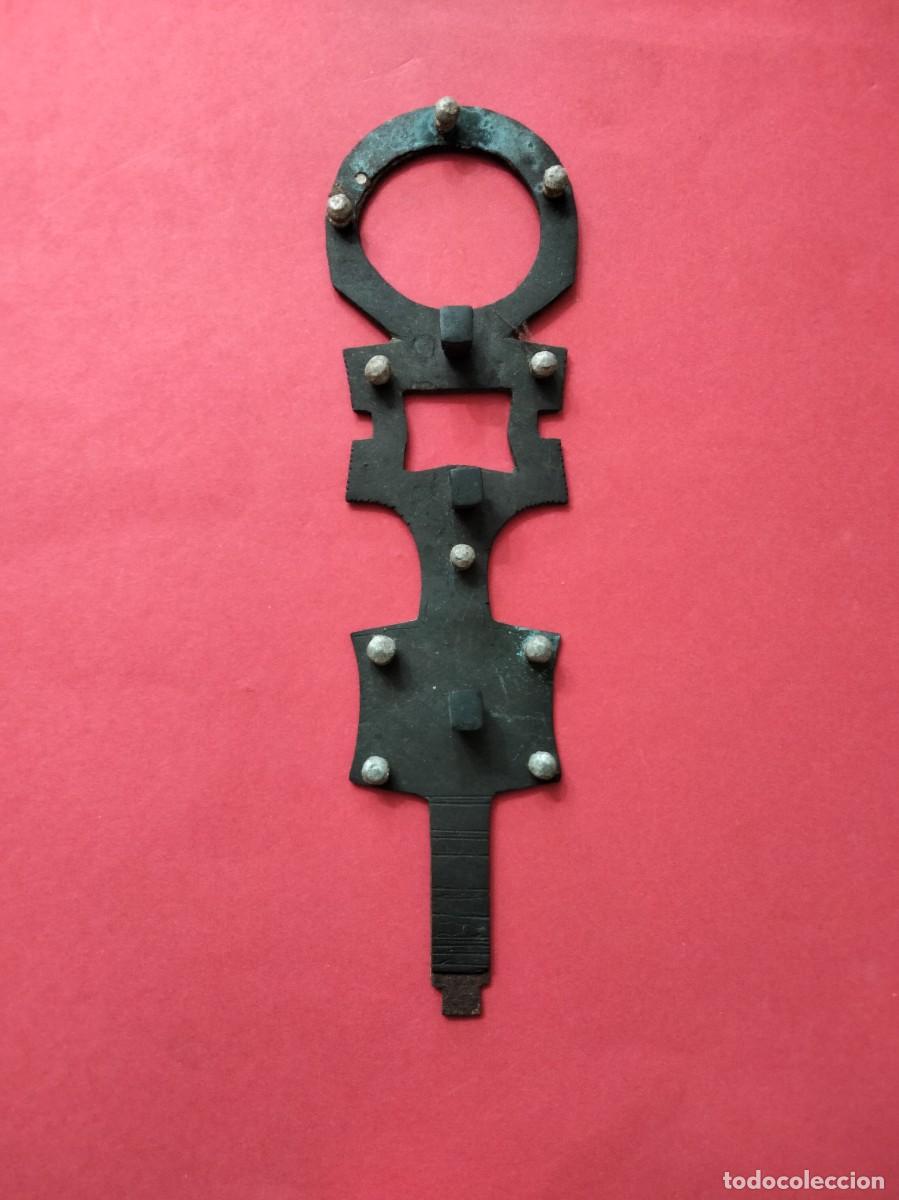 Arte: Pieza de artesan&iacute;a del S&aacute;hara (Mali-Niger), conocida como llave del velo.