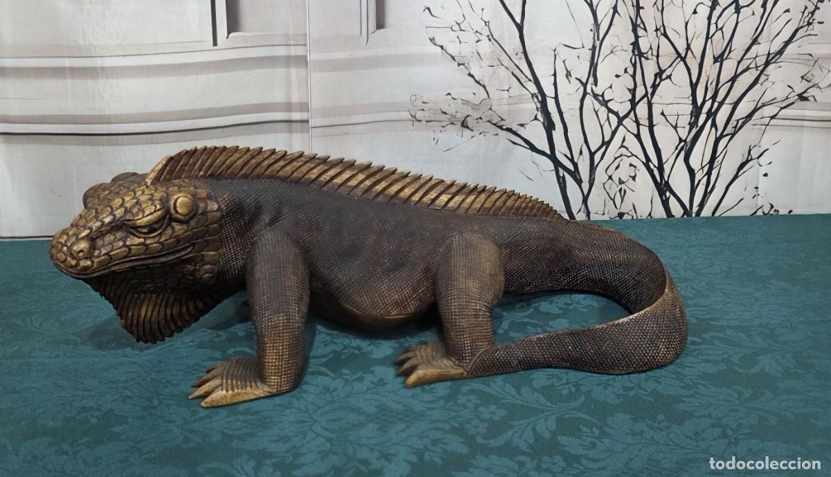 Arte: Escultura de madera tallada a mano de una iguana o drag&oacute;n de Komodo