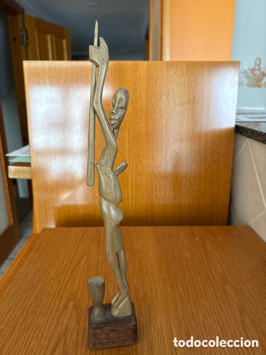 Arte: Figura mujer &eacute;bano gris