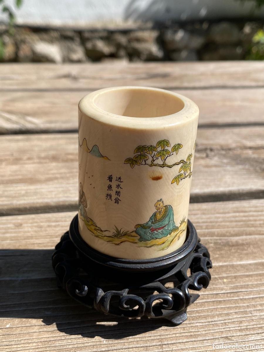 Arte: Tubo material natural china escenas vida rural grabadas y poema 9cms con base