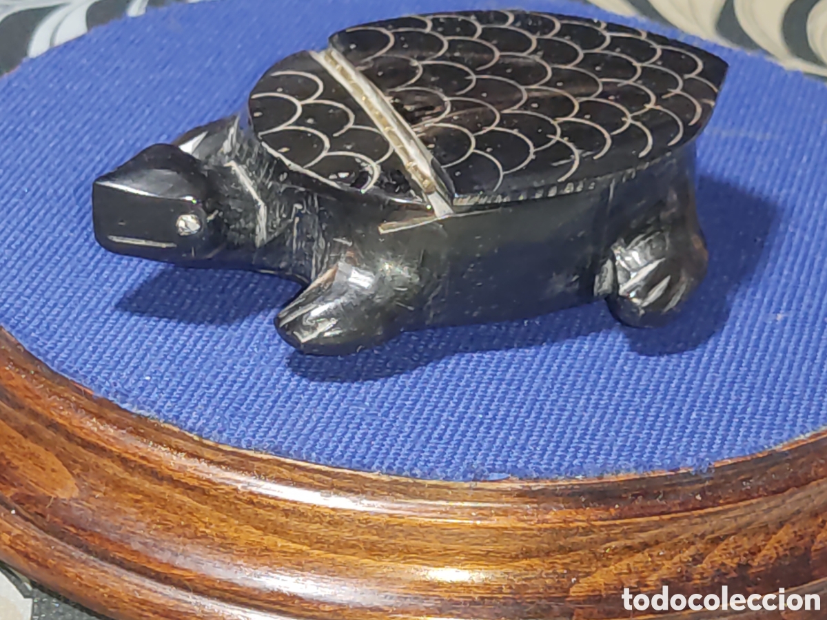Arte: Pastillero o caja de rape artesanal,tortuga hecha con cuerno de b&uacute;falo.Principios siglo XX