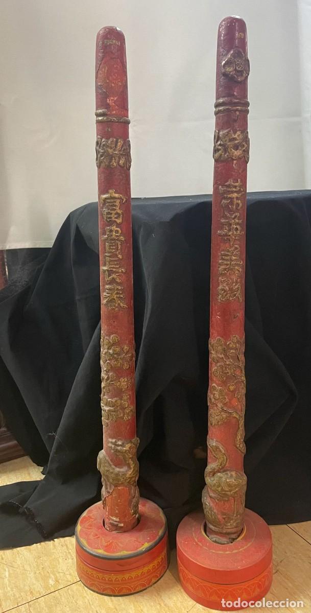 Kunst: Pareja de velas rituales talladas en madera, Indonesia, finales siglo XIX-principios del XX