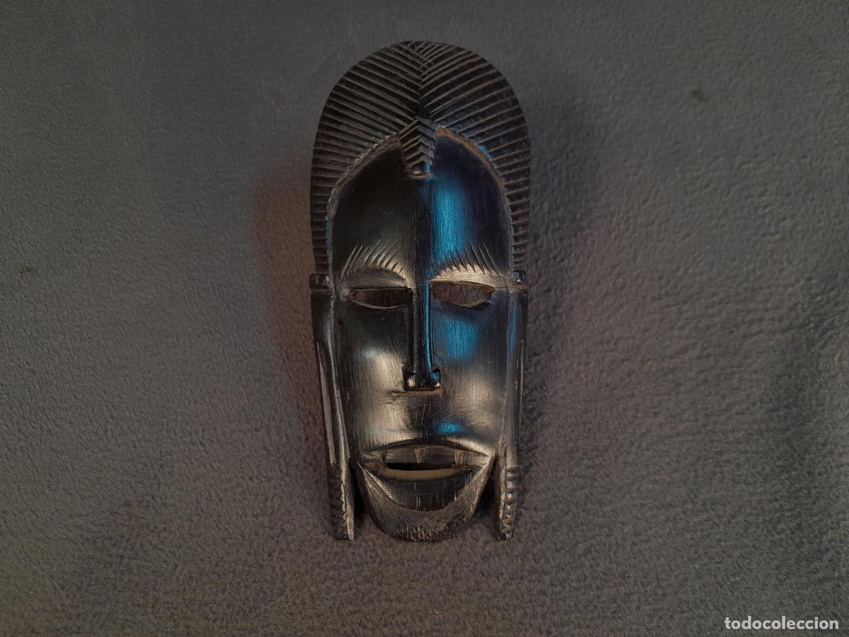 Arte: M&Aacute;SCARA PEQUE&Ntilde;A TALLADA EN &Eacute;BANO, ESTILO AFRICANO DECORATIVO. SEGUNDA MITAD DEL S.XX