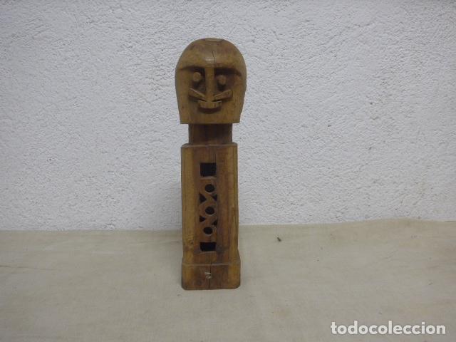 Arte: Antigua escultura figura de madera tallada de Borneo, Indonesia