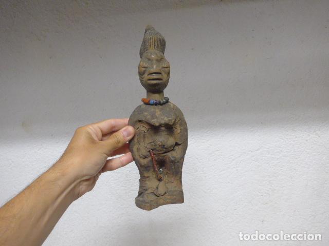 Arte: Antigua escultura figura de madera tallada de un Ibeji de Nigeria